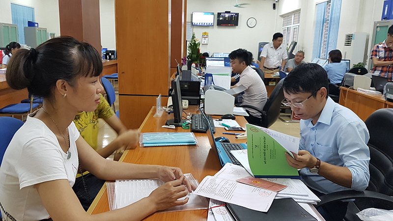 Giải quyết thủ tục hành chính tại Trung tâm hành chính công Vân Đồn.