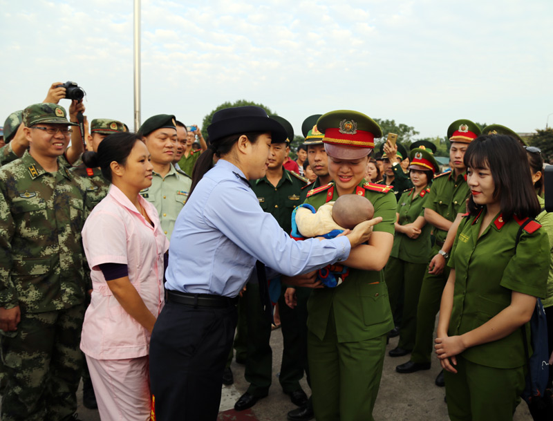 Lực lượng chức năng Trung Quốc trao trả cháu Hà Đức Tuấn cho Công an TP Móng Cái.