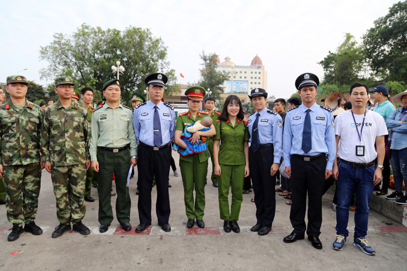 Công an TP Móng Cái và Phòng Lao động Thương binh&Xã hội TP Móng Cái đang làm thủ tục để đưa cháu Hà Đức Tuấn về Trung tâm Bảo trợ xã hội tỉnh Quảng Ninh.