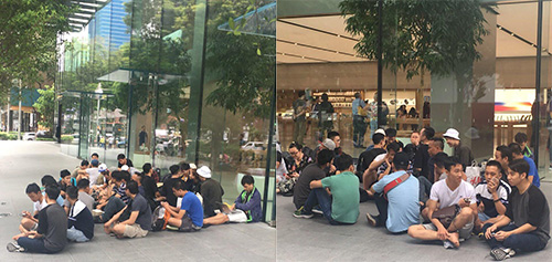 Nhóm người xếp hàng từ trước 4 ngày Apple Store Singapore mở bán iPhone X. Ảnh: SD.