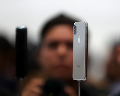 iPhone X màu trắng đắt hơn đen tới cả triệu đồng.