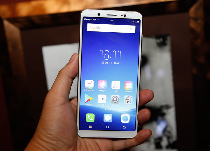 Vivo V7 có màn hình 5,7 inch nhỏ hơn 0,3 inch so với đàn anh V7+ nhưng vẫn sử dụng tấm nền IPS với độ phân giải Full HD+. Máy này cũng được trang bị tính năng đa nhiệm, chạy hai ứng dụng cùng lúc và tránh làm phiền khi chơi game.