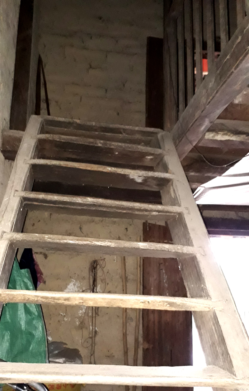 Cầu thang gỗ dẫn lên tầng 2.