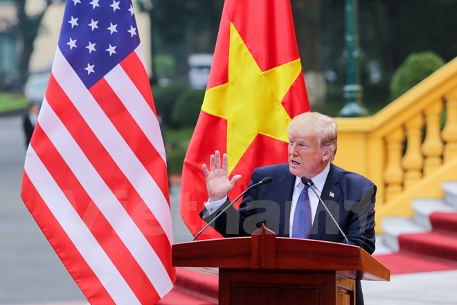 Tổng thống Donald Trump bày tỏ vui mừng lần đầu được đến thăm Việt Nam ngay trong năm đầu tiên của nhiệm kỳ Tổng thống, cảm ơn sự đón tiếp hết sức trọng thị của lãnh đạo, nhân dân Việt Nam đã dành cho Tổng thống và Đoàn. (Ảnh: Minh Sơn/Vietnam+)