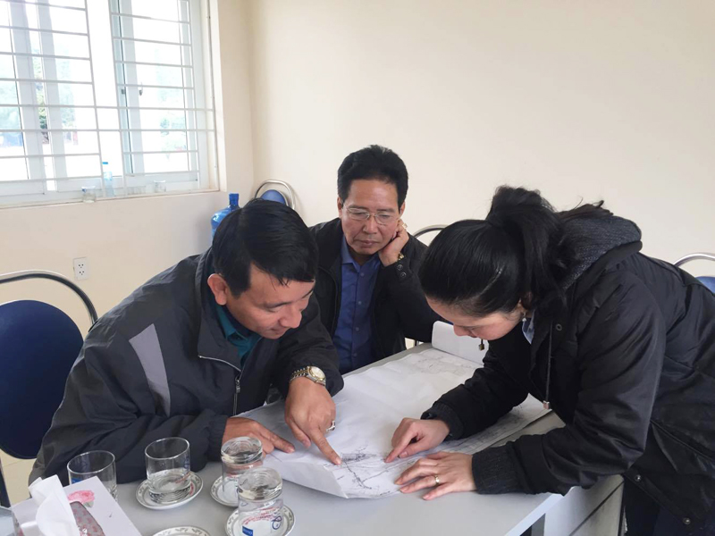 đại diện Nhà máy nước Yên Lập chỉ cho phóng viên Báo Quảng Ninh mạng lưới ống dẫn nước của nhà máy trên địa bàn TX Quảng Yên