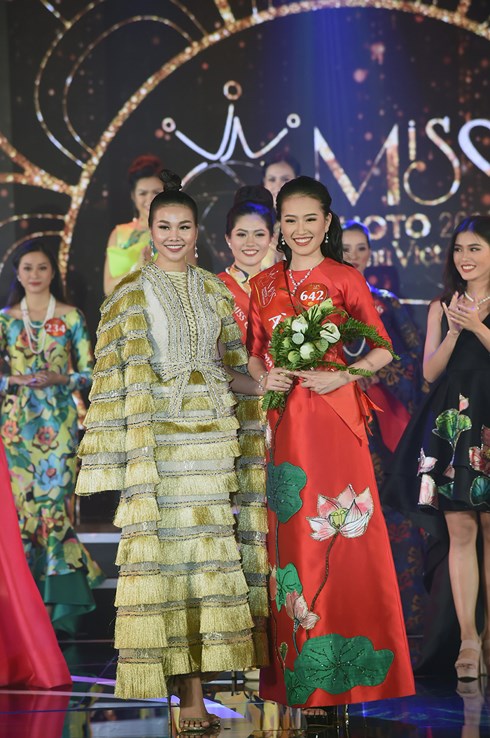 Sở hữu gương mặt đẹp rạng ngời, vóc dáng thanh thoát, Vũ Hương Giang, cô gái 22 tuổi đến từ Hải Phòng đã giành vương miện Miss Photo 2017.