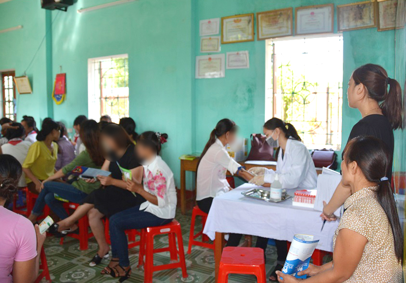 Cán bộ Trung tâm phòng chống HIV/AIDS truyền thông và lấy mẫu xét nghiệm HIV lưu động tại xã Quảng Lâm, huyện Đầm Hà (Ảnh tư liệu) 