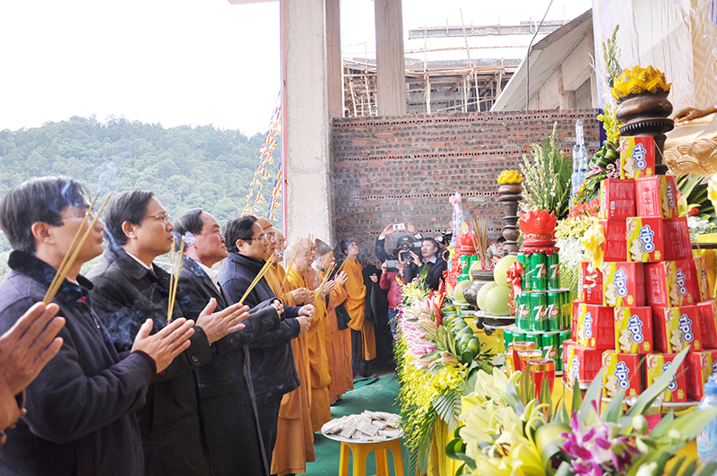 Các đại biểu làm nghi lễ niêm hương trước khi cất nóc Cung Trúc Lâm Yên Tử.