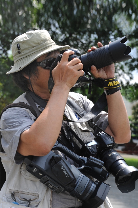 Nghệ sĩ Nhiếp ảnh Phạm Mạnh Hùng trong một lần tác nghiệp.