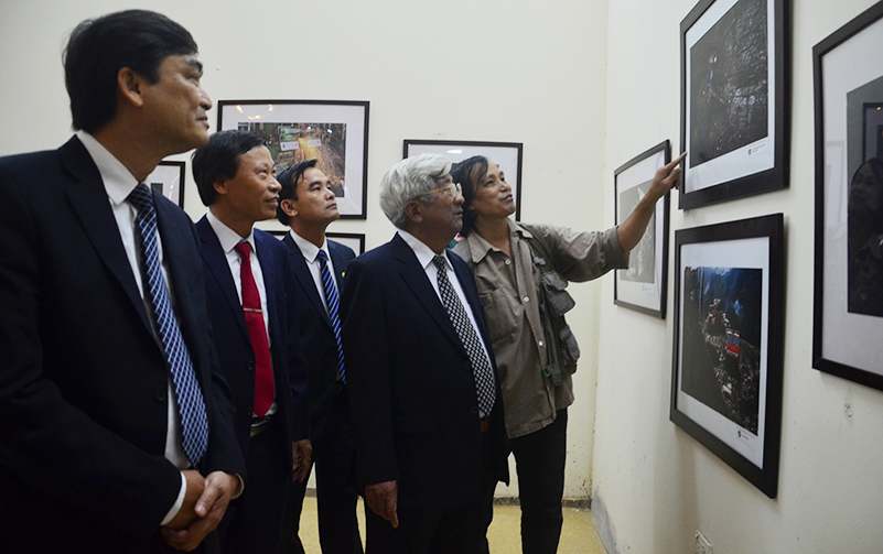  Nghệ sĩ nhiếp ảnh Phạm Mạnh Hùng (ngoài cùng, bên phải) giới thiệu với công chúng tác phẩm của mình tại buổi khai mạc triển lãm tại Hà Nội.