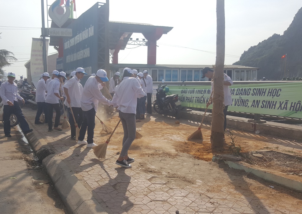 Học sinh các trường THPT trên địa bàn huyện Vân Đồn thực hiện quét dọn hành lang khu vực vỉa hè cảng Cái Rồng