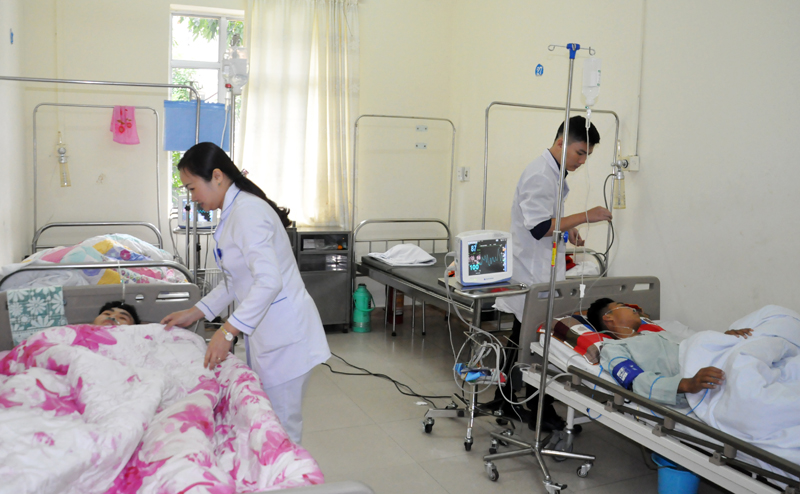 Một điều dưỡng Khoa Ngoại, Trung tâm Y tế TP Móng Cái trung bình phải đảm nhận chăm sóc 10 bệnh nhân/ngày