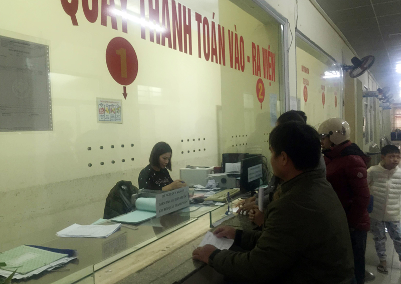 Người nhà các bệnh nhân làm thủ tục thanh toán viện phí tại Trung tâm Y tế TP Móng Cái. 