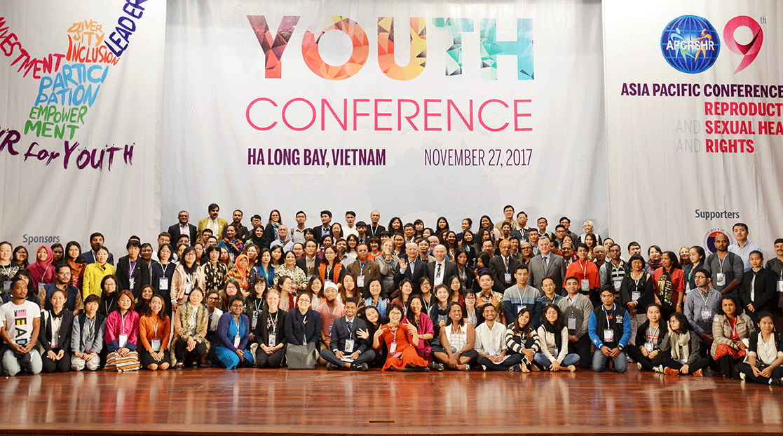 Hơn 200 thanh niên các quốc gia Châu Á - Thái Bình Dương chụp ảnh lưu niệm cùng các đại biểu