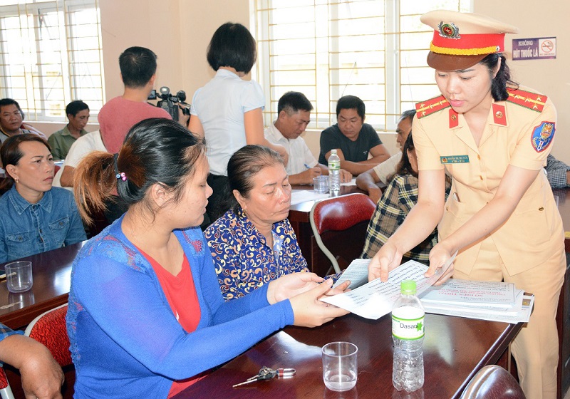 Phòng PC68 tuyên truyền, vận động ngư dân khu 8 phường Hà Phong, TP Hạ Long châp hành nghiêm pháp luật nhà nước trong hoạt động khai thác thủy sản trên biển.