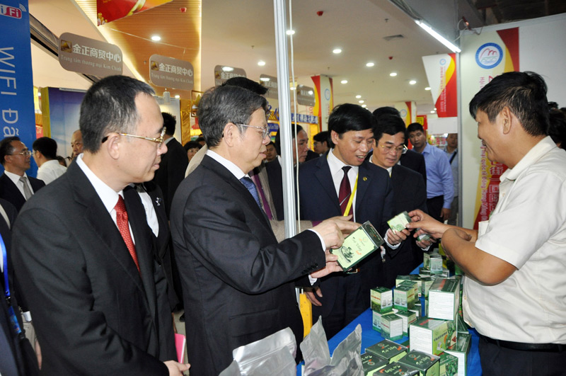 Các đại biểu tham quan gian hàng của doanh nghiệp Quảng Ninh tại Hội chợ Thương mại, Du lịch Quốc Tế Trung-Việt năm 2016.