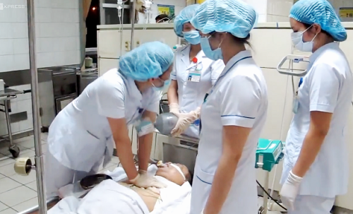 Các y bác sĩ nỗ lực hồi sức cấp cứu cho một bệnh nhân trong vụ tai biến chạy thận ở Bệnh viện Đa khoa tỉnh Hòa Bình, hồi cuối tháng 5. Ảnh: Nam Phương.