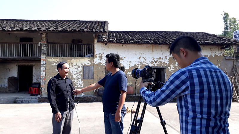Phóng viên Báo Quảng Ninh phỏng vấn ông Phan Ngọc Sinh về lịch sử ngôi nhà.