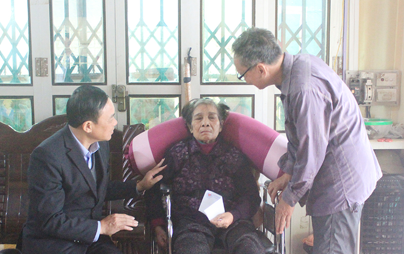 Lãnh đạo huyện Tiên Yên thăm hỏi, tặng quà người khuyết tật trên địa bàn.