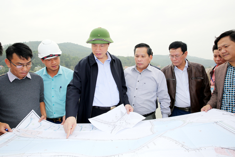 Chủ tịch UBND tỉnh Nguyễn Đức Long xem bản đồ thiết kế