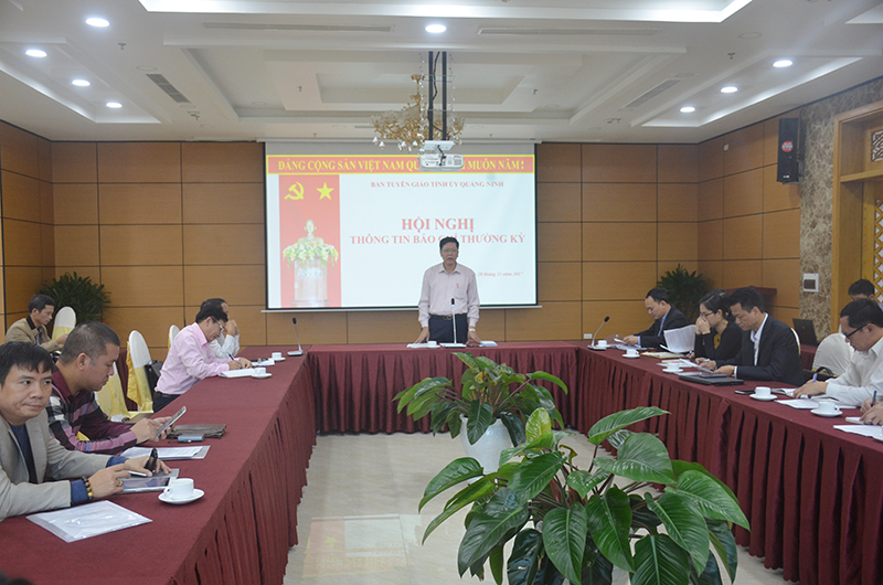 Đồng chí Phạm Hồng Cẩm, Phó Trưởng ban Thường trực Ban Tuyên giáo Tỉnh ủy thông tin một số hoạt động báo chí diễn ra trong tuần qua
