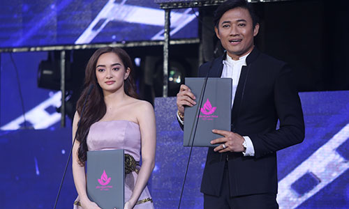 Diễn viên Kaity Nguyễn (trái) nhận giải 