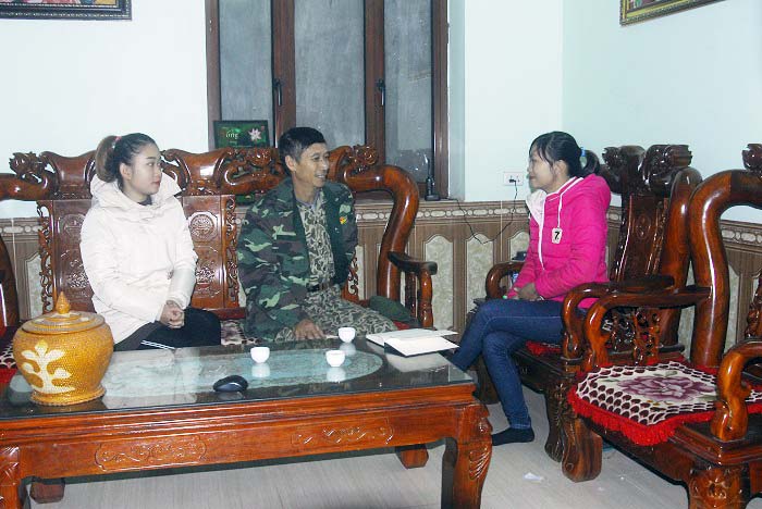 Ông Giáp Văn Thơ (ngồi giữa) hộ gia đình tiêu biểu của dòng họ Giáp ở xã Quảng La (huyện Hoành Bồ), đang trao đổi nội dung đăng ký thi đua với cán bộ Ủy ban MTTQ xã