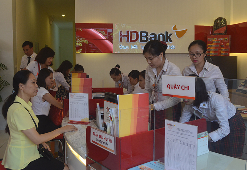 Khách hàng giao dịch tại phòng giao dịch của HDBank Quảng Ninh tại TP Cẩm Phả