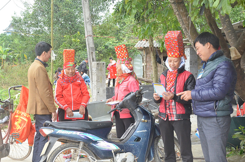 Cán bộ Tư pháp huyện Đầm Hà và xã Quảng Lâm tổ chức