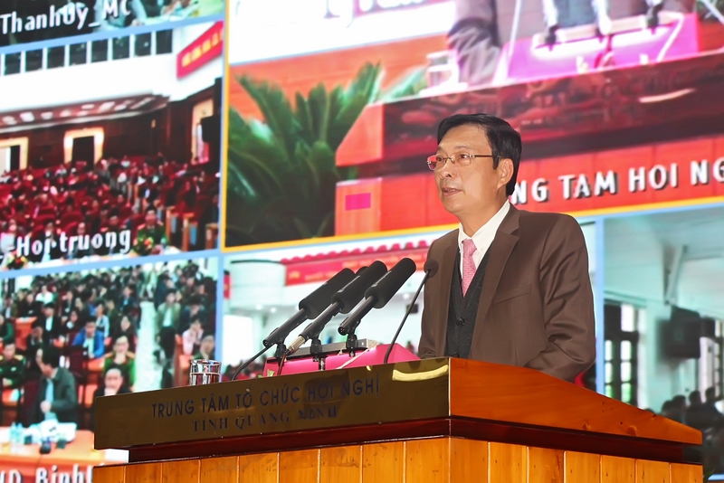 Đồng chí Nguyễn Văn Đọc, Bí thư Tỉnh ủy, Chủ tịch HĐND tỉnh phát biểu khai mạc hội nghị tại đầu cầu Quảng Ninh
