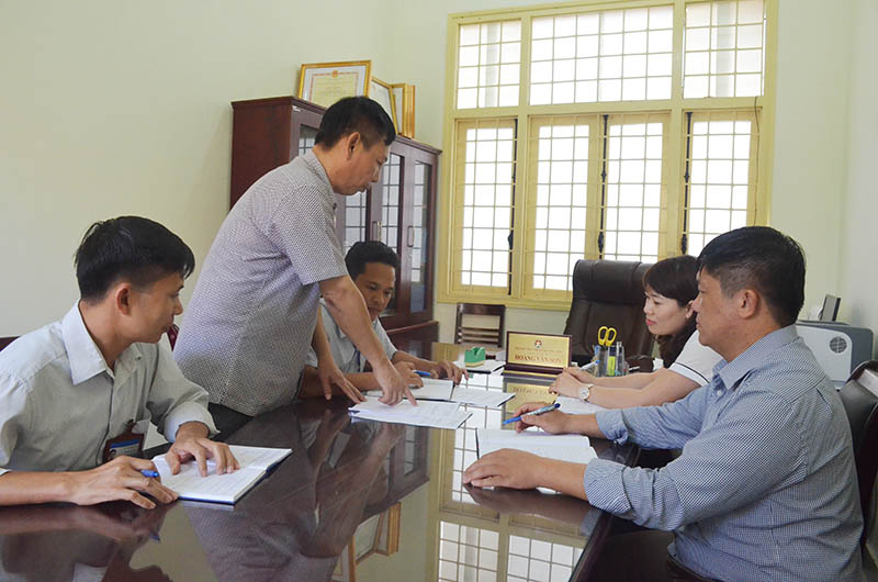 Cán bộ ngành Thanh tra Quảng Yên trao đổi kinh nghiệm trong thực hiện nhiệm vụ.