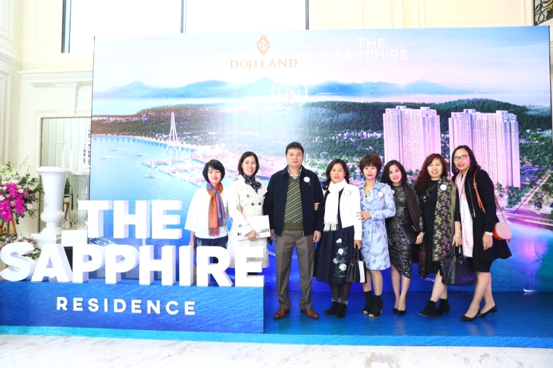 Khách hàng chụp hình lưu niệm với dự án The Sapphire Residence Hạ Long