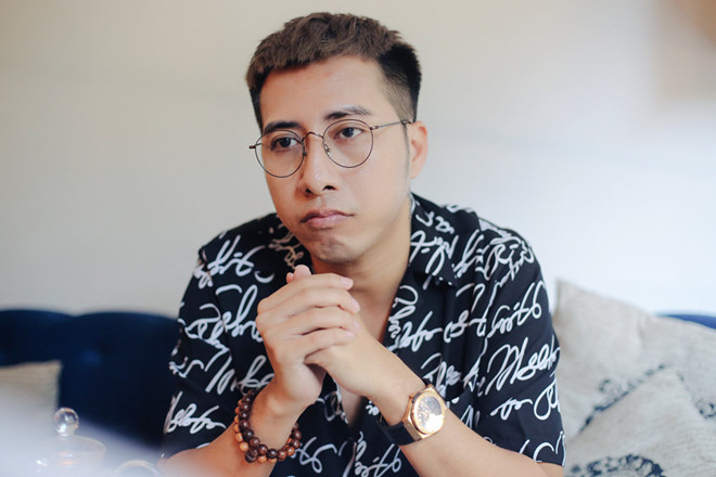 Only C giải thích về tính cách của mình.