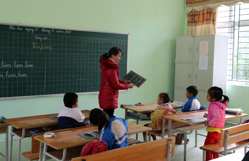 Cô giáo Đinh Thị Thắng tận tâm hướng dẫn cho học sinh từng nét chữ.