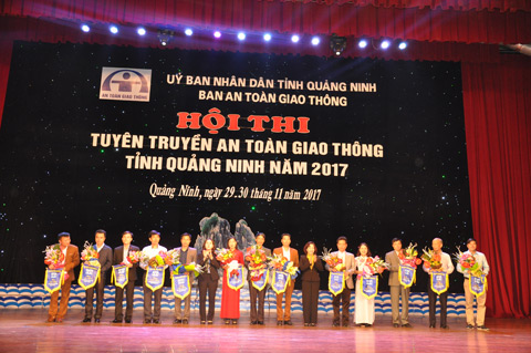 Đồng chí Vũ Thị Thu Thủy, Phó Chủ tịch UBND tỉnh và Nguyễn Thị Hiền, Phó Ban thường trực Ban ATGT tỉnh tặng cờ lưu niệm cho các đoàn tham gia Hội thi
