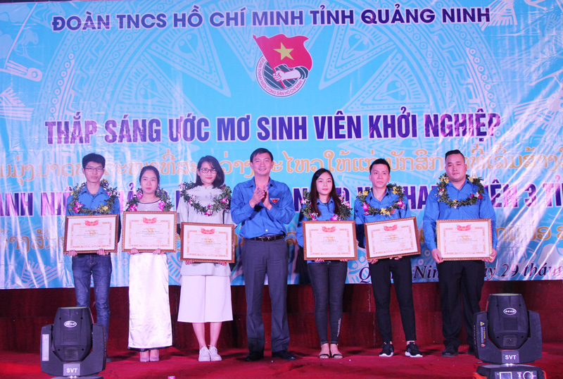 Đồng chí Lê Hùng Sơn, Bí thư Tỉnh Đoàn trao giấy khen và vòng nguyệt quế cho các 6thủ khoa sinh viên.