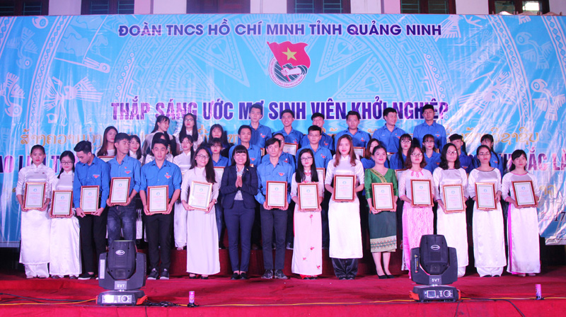 Đồng chí Vũ Thị Diệu Linh, Phó Bí thư thường trực Tỉnh Đoàn trao giấy chứng nhận cho 46 tập thể và cá nhân đạt danh hiệu “Sinh viên 5 tốt” cấp tỉnh năm học 2016-2017. 