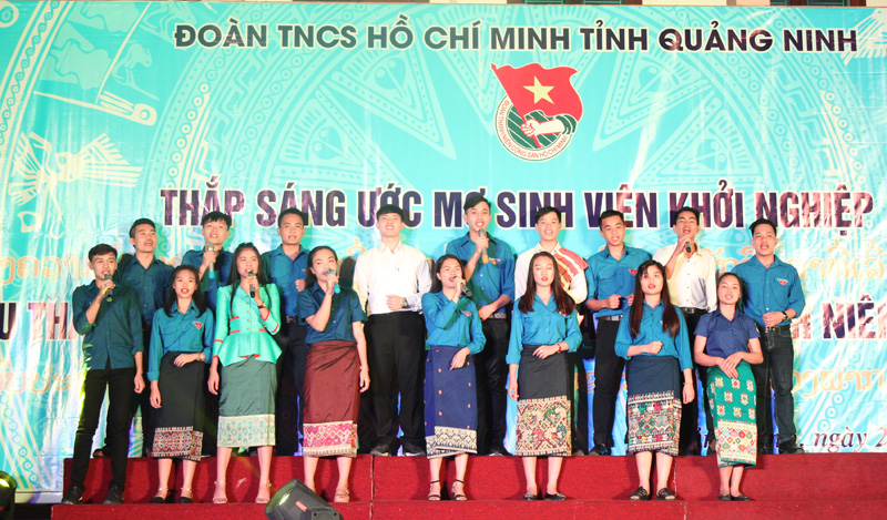 Tiêt mục văn nghệ giao lưu giữa sinh viên Quảng Ninh và sinh viên Lào.