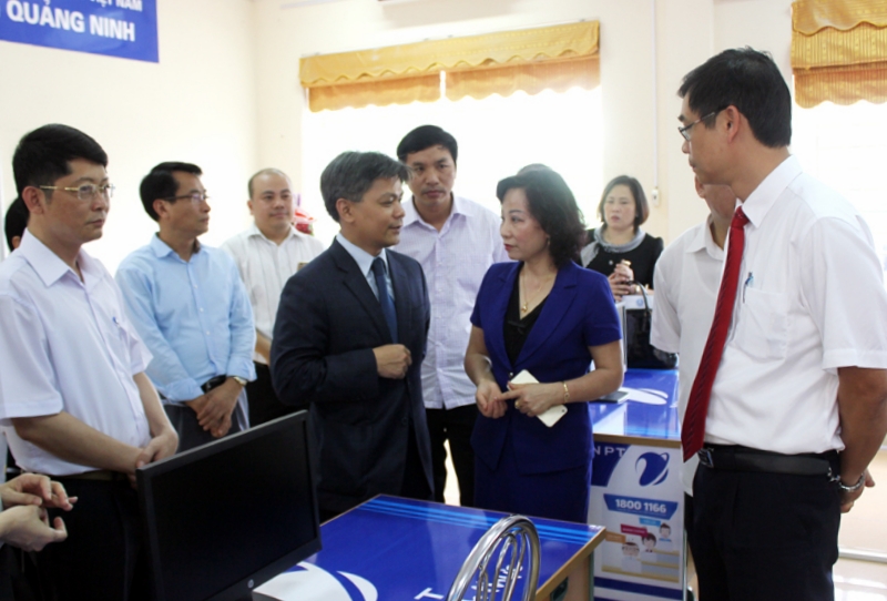 Lãnh đạo tỉnh và Ban Giám hiệu trường ĐH Hạ Long trò chuyện, trao đổi về định hướng phối hợp phát triển ĐH Hạ Long trong tương lại với đại diện Công ty TNHH Microsoft Việt Nam.