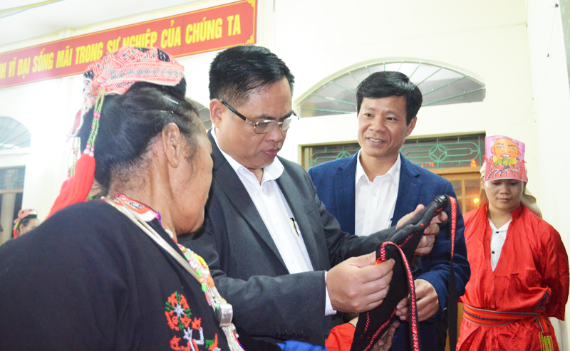 Các đại biểu tham quan sản phẩm thêu thổ cẩm của người dao Thanh Y xã Thượng Yên Công