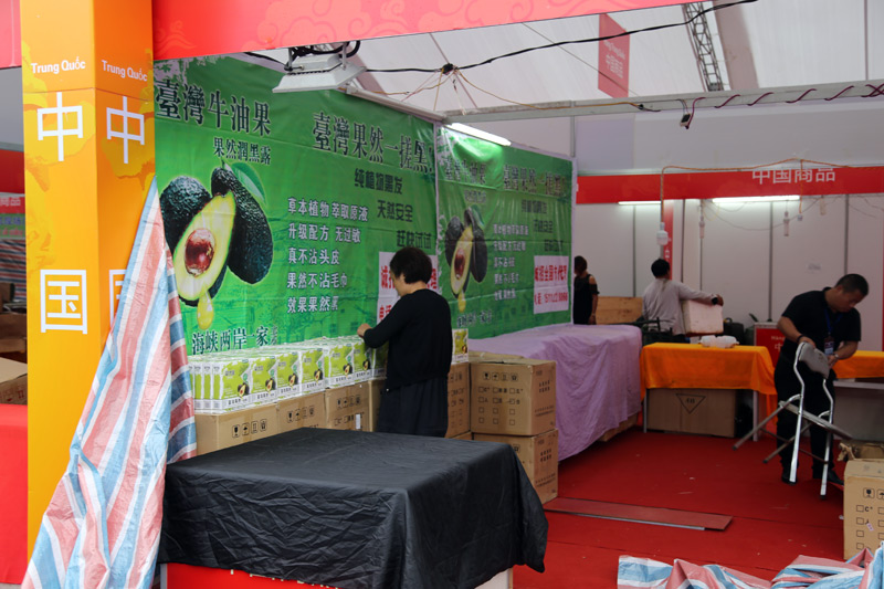 Một số doanh nghiệp Trung Quốc khác thì cũng đang khẩn trương trưng bày, giới thiệu sản phẩm.