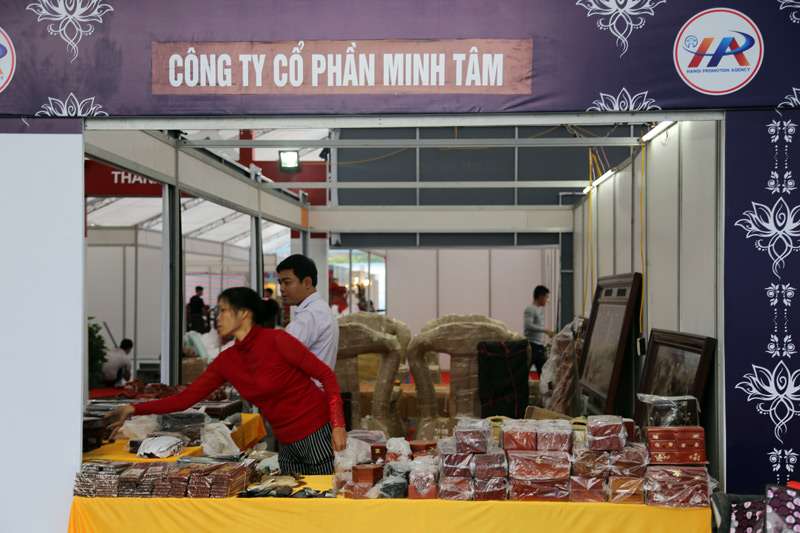 Các gian hàng giới thiệu sản phẩm của các doanh nghiệp TP Hà Nội, tỉnh Thừa Thiên Huế đã hoàn tất.