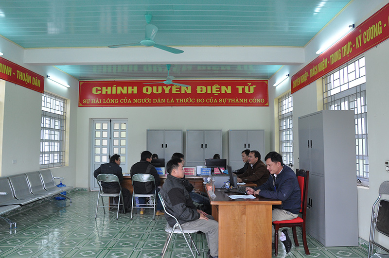 Cán bộ xã Nam Sơn, huyện Ba Chẽ giải quyết thủ tục hành chính cho người dân tại Bộ phận tiếp nhận và trả kết quả hiện đại, UBND xã Nam Sơn. 