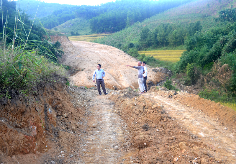 Đường liên thôn Khe Quang-Phài Giác, xã Đại Dực đang thi công để giúp 2 thôn này ra khỏi diện ĐBKK vào năm sau
