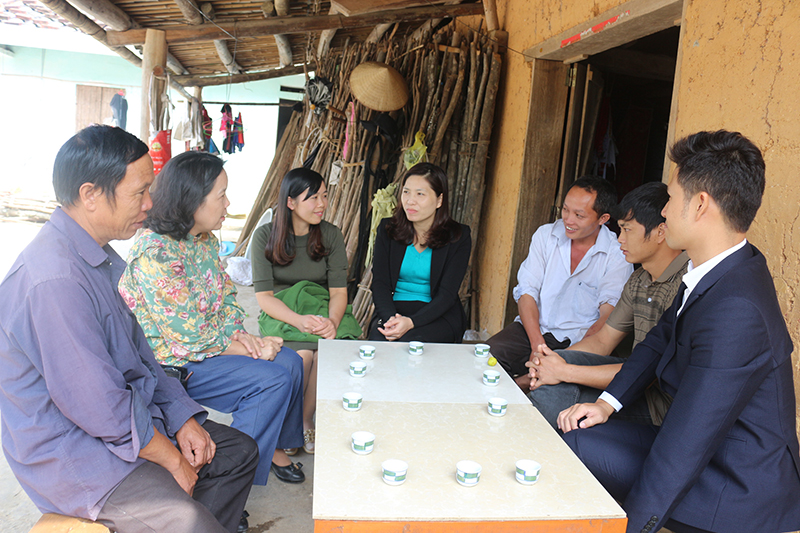  Đoàn đi thực tế tại Bản Sông Moóc A, xã Đồng Văn để lắng nghe tâm tự, nguyện vọng của người dân về việc triển khai Đề án 196 và xây dựng NTM.