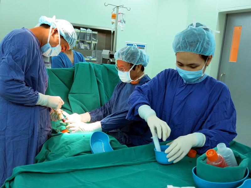 GS.TS Nguyễn Thanh Liêm và ekip thực hiện ghép tế bào gốc cho bệnh nhân.