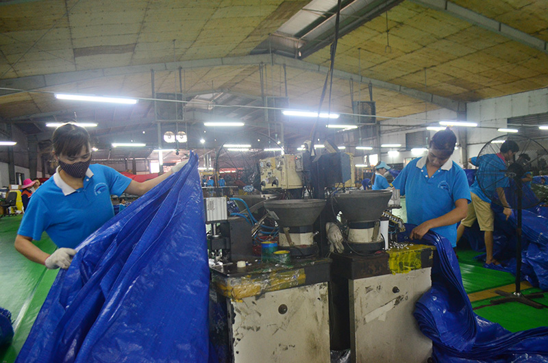 Sản xuất bạt tại Công ty TNHH Vinanewtarp Việt Nam.