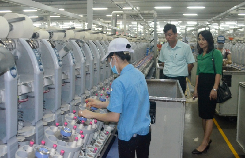 Lãnh đạo Công đoàn các KCN tỉnh đến thăm hỏi động viên CNLĐ tại xưởng sản xuất Công ty TNHH KHKT Texhong Ngân Long (KCN Hải Yên, TP Móng Cái)