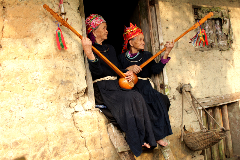 Hai nghệ nhân dân gian Việt Nam- cũng là nghệ nhân then gạo cội của Bình Liêu: Hà Thị Phương và Nông Thị Sin. Ảnh: La Lành (Trung tâm TT-VH huyện Bình Liêu)