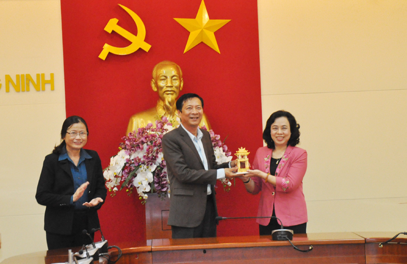 Lãnh đạo Thành ủy Hà Nội tặng quà lưu niệm cho lãnh đạo tỉnh Quảng Ninh 